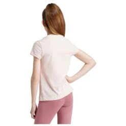 ADIDAS Girl's Essentials Batch Logo Tee - T-Shirt 10 ADIDAS Girl's Essentials Batch Logo Tee - T-Shirt -Berg Freunde Bekleidung Geschaft adidas girls essentials batch logo tee t shirt detail 3