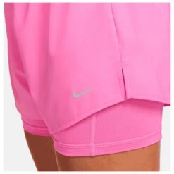 Nike Women's Dri-FIT One 3'' 2-in-1 - Laufshorts 10 Nike Women's Dri-FIT One 3'' 2-in-1 - Laufshorts -Berg Freunde Bekleidung Geschaft nike womens dri fit one 3 2 in 1 laufshorts detail 4