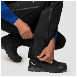 SALEWA Ortles GTX Pro Stretch Pants - Regenhose -Berg Freunde Bekleidung Geschaft salewa ortles gtx pro stretch pants regenhose detail 7