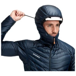 Mammut Eigerjoch Advanced Insulation Hooded Jacket - Daunenjacke 13 Mammut Eigerjoch Advanced Insulation Hooded Jacket - Daunenjacke -Berg Freunde Bekleidung Geschaft mammut eigerjoch advanced insulation hooded jacket daunenjacke detail 4